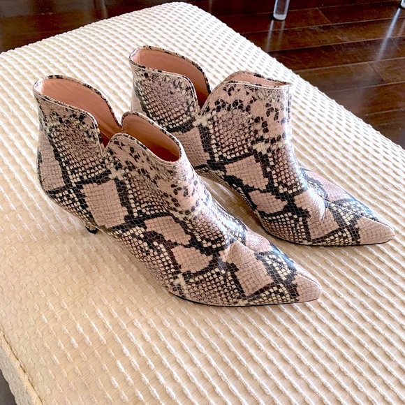 Kate Spade snake skin boots. Like new. Light & black. No scuffing perfect heels - Picture 6 of 6